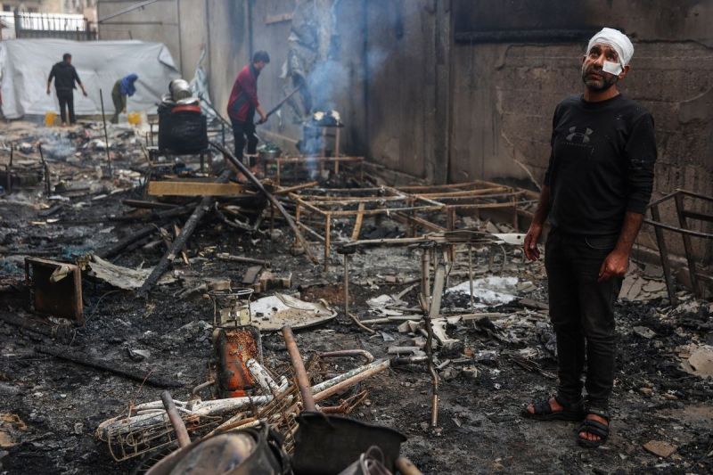 Warga Palestina memeriksa kerusakan di gedung sekolah Yafa setelah serangan Israel di Kota Gaza pada Rabu (23/4/2025). Sekolah tersebut menampung para pengungsi dari Gaza.(AFP/OMAR AL-QATTAA)