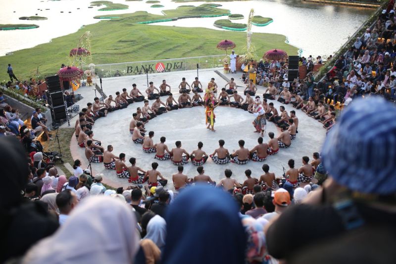 Pertunjukan tari kecak di Taman Mini Indonesia Indah (TMII), Jakarta Timur. Bulan ini, tari kecak di TMII akan digelar pada Sabtu (26/4/2025).(Dok. TMII)  A