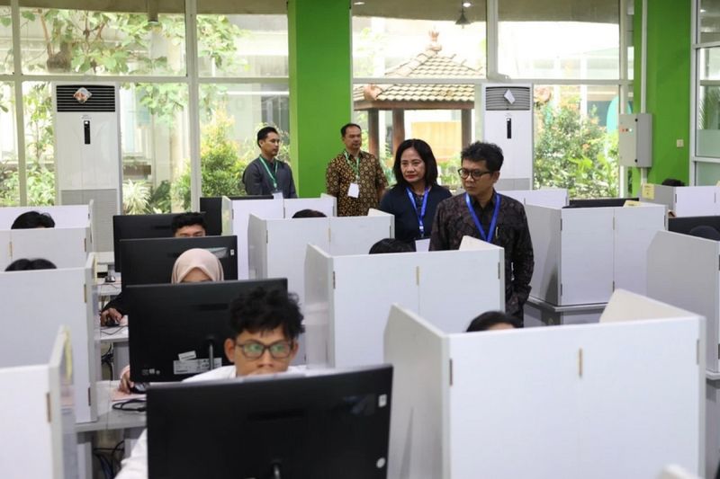 Universitas Gadjah Mada (UGM) memberikan pelayanan dalam pelaksanaan Ujian Tulis Berbasis Komputer (UTBK) Seleksi Nasional Berdasarkan Tes (SNBT) 2025 terutama bagi penyandang disabilitas.