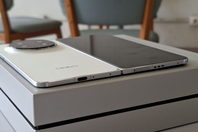 Bagian bingkai bawah Oppo Find N5 ketika ponsel dibentangkan. Di sisi ini ada konektor USB-C, lubang speaker, laci kartu SIM, dan lubang mikrofon.(Kompas.com/BILL CLINTEN)