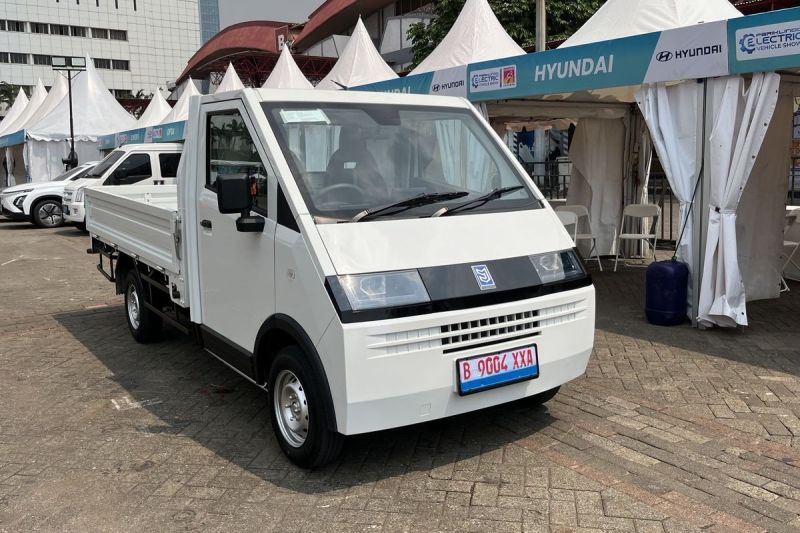 Mobil Anak Bangsa (MAB) membawa pikap listrik MAB SF T01 di PEVS 2025.(KOMPAS.com/Gilang)