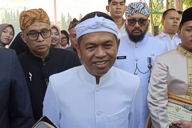 Gubernur Jabar, Dedi Mulyadi usai kegiatan Hari Pendidikan Nasional di Rindam III Siliwangi, Jalan Menado, Kota Bandung, Jumat (2/5/2025).(Kompas.com/Faqih Rohman Syafei)