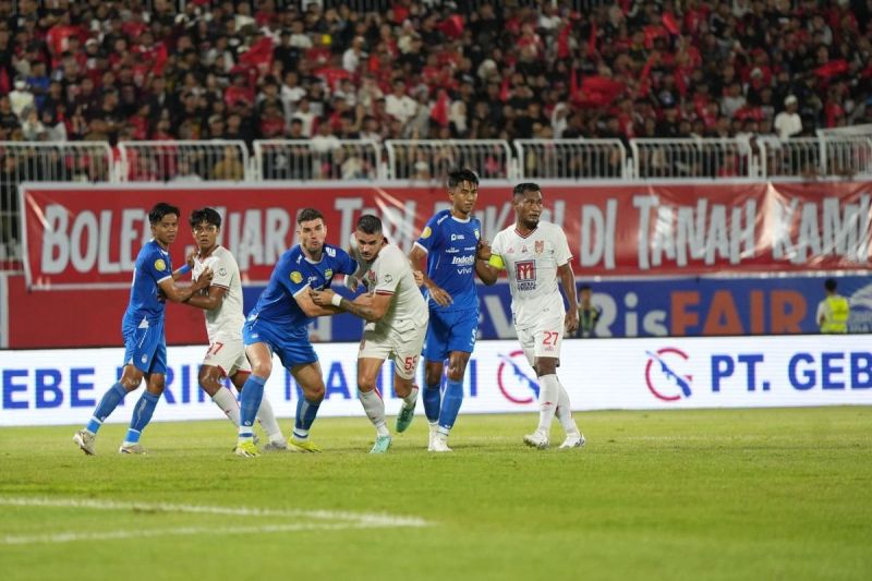 Para pemain Persib Bandung dan Malut United berduel di laga lanjutan Liga 1 2024-2025 yang bergulir di Stadion Gelora Kie Raha, Ternate, pada Jumat (2/5).(MALUT UNITED OFFICIAL)