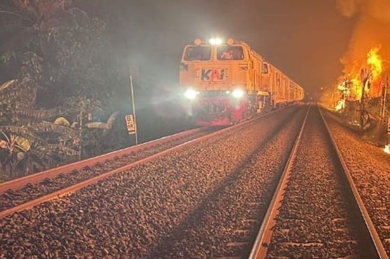 Kereta lewati kobaran api(Daop 1 KAI)
