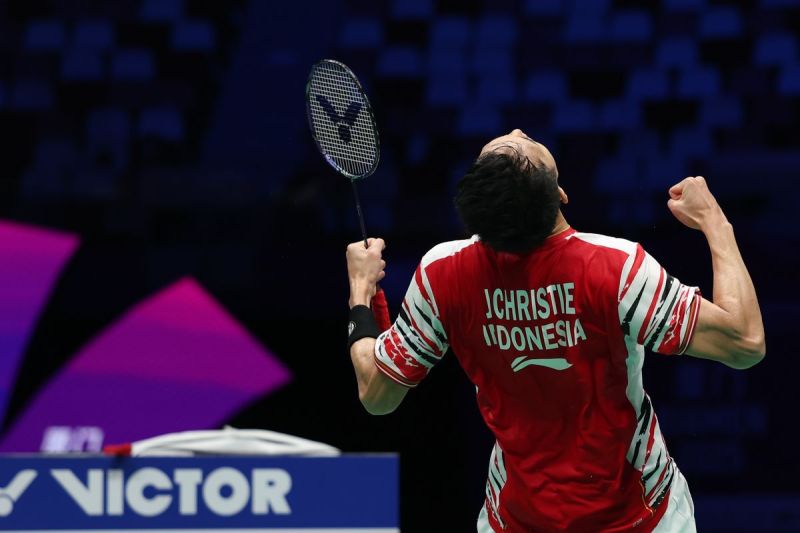 Jonatan Christie dari Indonesia merayakan kemenangan dalam pertandingan tunggal putra melawan Kunlavut Vitidsarn dari Thailand selama pertandingan perempat final antara Thailand dan Indonesia
