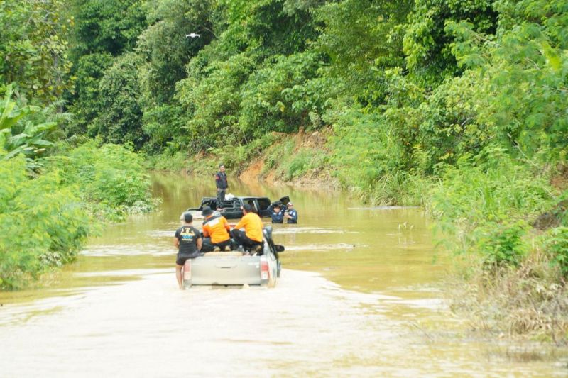 Rombongan Pemkab Berau saat meninjau lokasi banjir di Kelay, Berau pada Jumat (3/5/2025) (Kompas.com/pandawa borniat)