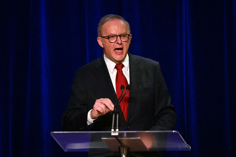 Perdana Menteri Australia Anthony Albanese saat merayakan kemenangannya di pemilihan umum atau pemilu Australia, ketika berada di markas Partai Buruh, Sydney, Sabtu (3/5/2025).(AFP/SAEED KHAN)