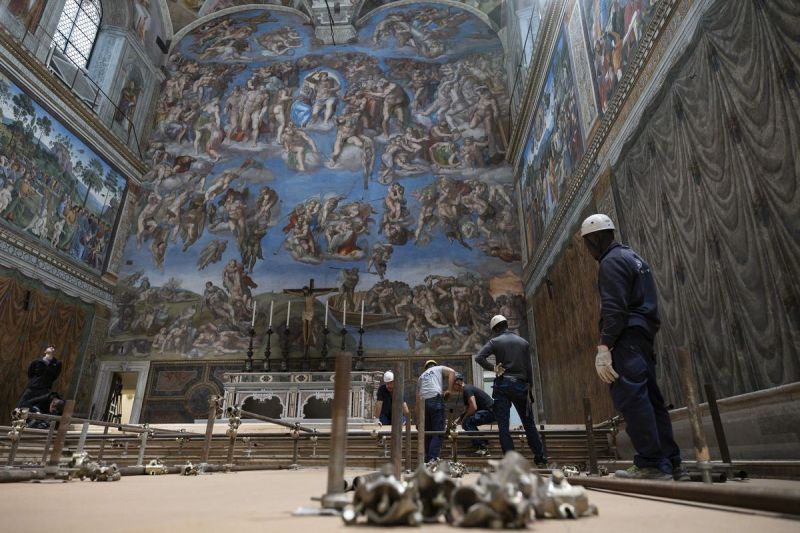 Pemasangan cerobong asap menjelang konklaf pemilihan paus baru yang akan digelar di Kapel Sistina, Vatikan, pada 7 Mei 2025. Foto dari Vatican Media ini diambil pada 3 Mei 2025.(VATICAN MEDIA via AFP)