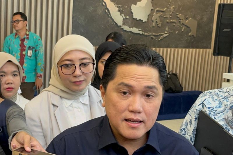 Menteri Badan Usaha Milik Negara (BUMN) Erick Thohir saat ditemui di Kantor Kementerian BUMN, Jakarta, Senin (5/5/2025). (KOMPAS.com/YOHANA ARTHA ULY)