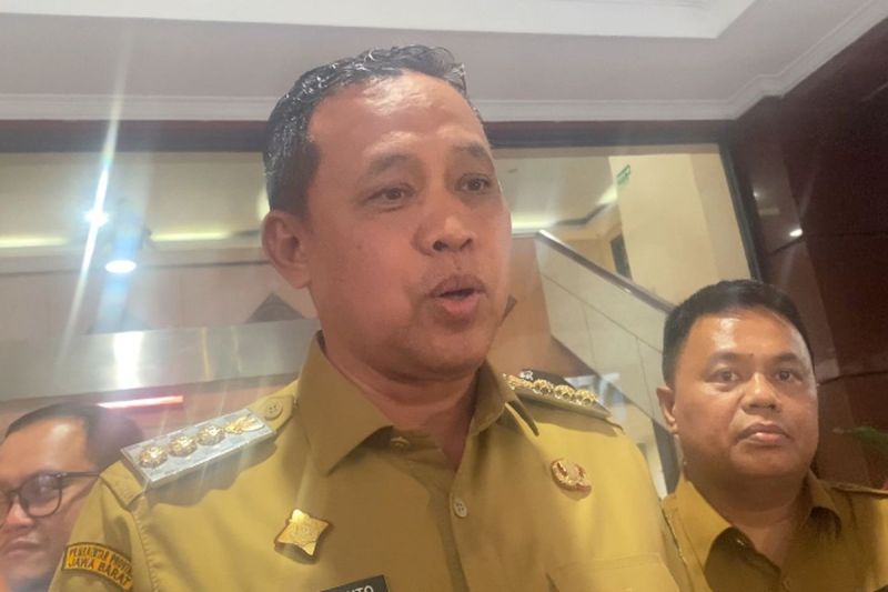 Wali Kota Bekasi Tri Adhianto di Plaza Pemerintah Kota (Pemkot) Bekasi, Senin (5/5/2025).(ACHMAD NASRUDIN YAHYA/KOMPAS.con)