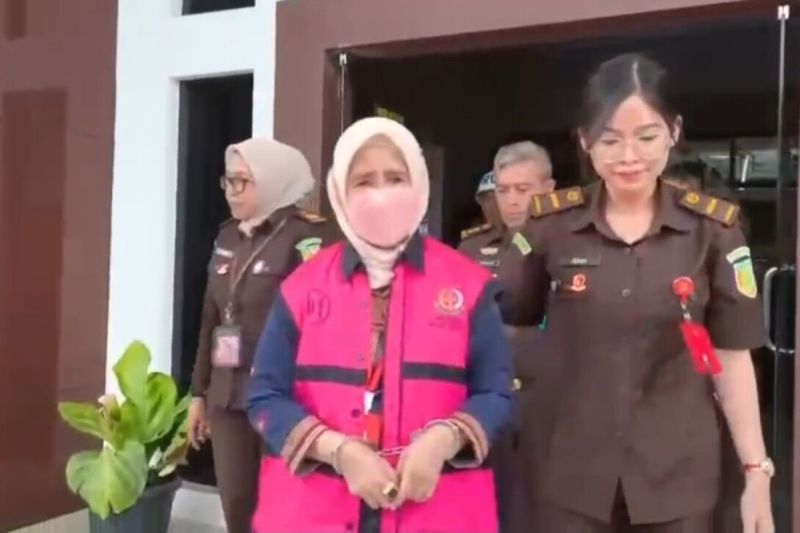 Mantan Sekretaris Kota Kendari, NU, ditahan Kejaksaan Negeri Kendari atas dugaan korupsi(KOMPAS.COM/KIKI ANDI PATI)