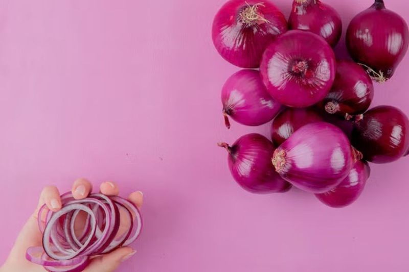 Kenapa Mata Pedih Saat Mengiris Bawang Merah? Ini Penjelasan Dokter(freepik)