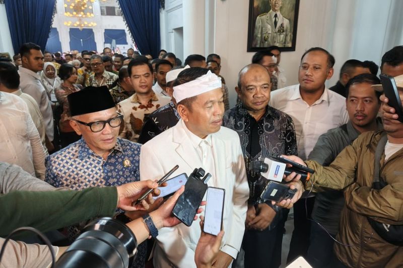 Gubernur Jabar, Dedi Mulyadi seusai menghadiri kegiatan di Gedung Sate, Kota Bandung, Senin (5/5/2025) malam.(Kompas.com/Faqih Rohman Syafei)
