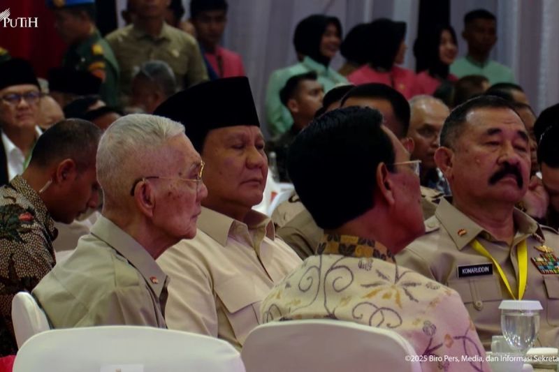 Presiden Prabowo Subianto dan Wapres ke-6 Try Sutrisno duduk semeja di Halal Bihalal Purnawirawan TNI AD, Balai Kartini, Jakarta, Selasa (6/5/2025). (Dok. YouTube Setpres)