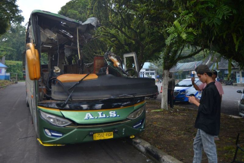 Warga melihat kondisi Bus ALS (Antar Lintas Sumatera) yang hancur akibat kecelakaan di Padang Panjang, Sumatera Barat, Selasa (6/5/2025)