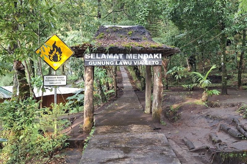 Ilustrasi : Gerbang menuju jalur pendakian Gunung Lawu via Cetho (KOMPAS.com/Romensy Augustino)