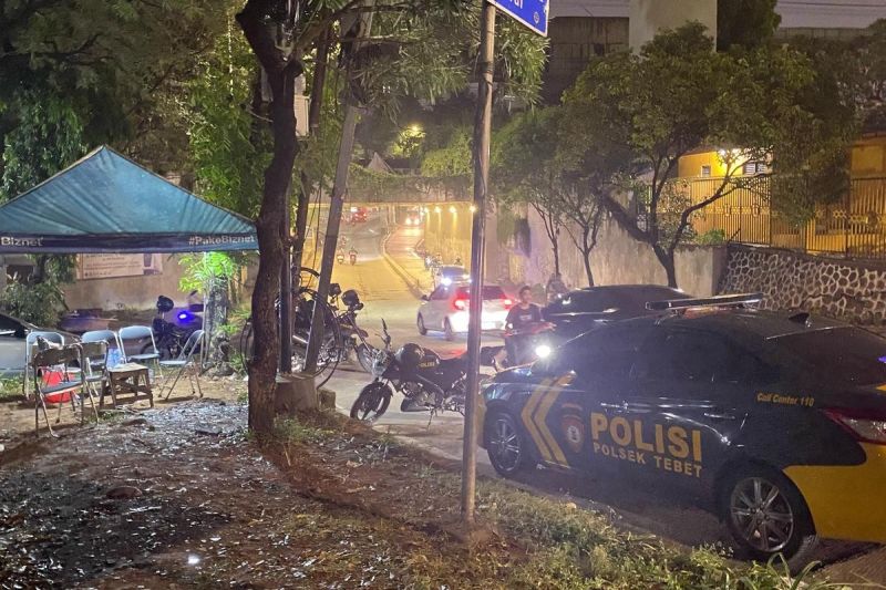 Polisi berjaga di terowongan Manggarai, Jakarta Selatan usai tawuran bubar.(Kompas.com/Hanifah Salsabila)