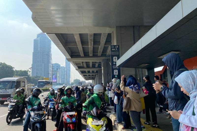 Ojol kebanjiran orderan dari ASN di kawasan Stasiun LRT Pancoran Bank BJB(kOMPAS.com/Lidia Pratama Febrian )