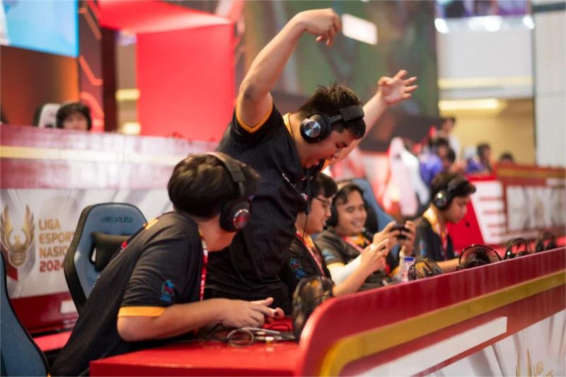 suasana turnamen esports dengan pemain dan penonton penuh semangat