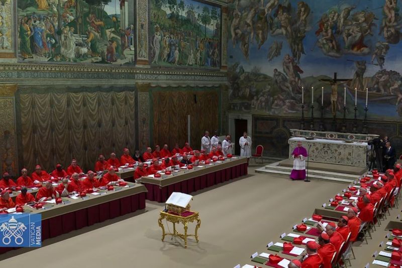 Tangkapan layar dari video yang menunjukkan Master Perayaan Liturgi Kepausan Uskup Agung Diego Giovanni Ravelli memberikan perintah extra omnes yang artinya yang lainnya