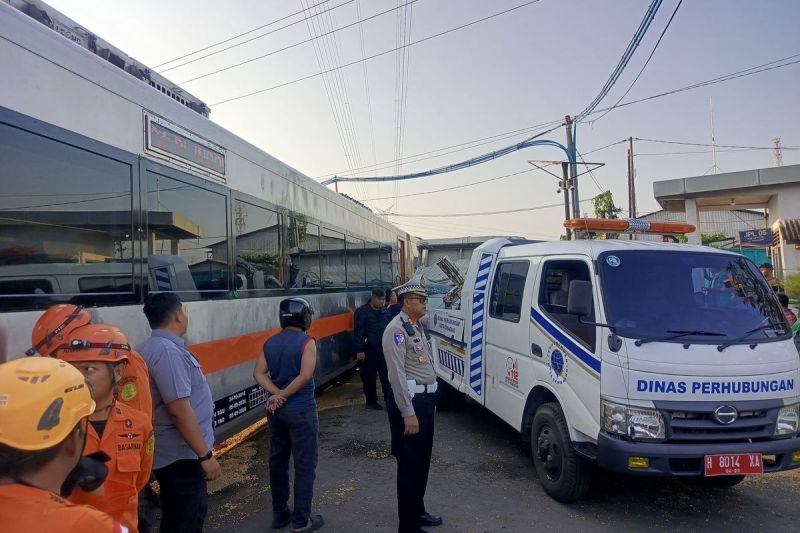 Kereta Api (KA) no 96 Harina Relasi Bandung-Semarang-Surabaya tertemper Truk di perlintasan terjaga Kaligawe Semarang (Jpl no5) antara Petak Jalan Semarang Tawang-Alastua, Jawa Tengah, Kamis (8/5/2025
