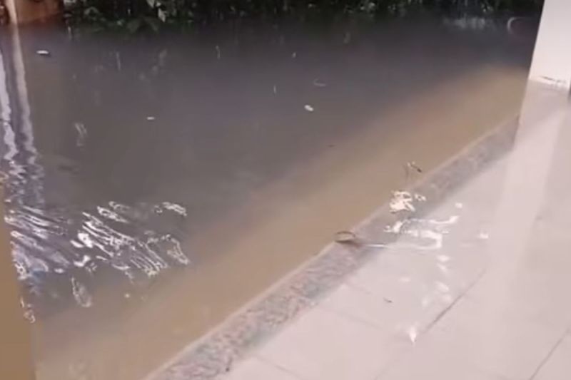 Rumah penyanyi Katon Bagaskara di Komplek Sinabung, Kebayoran Baru, Jakarta Selatan, terendam banjir pada Rabu (7/5/2025)) sore. (Tangkapan layar Instagram @katonbagaskara)