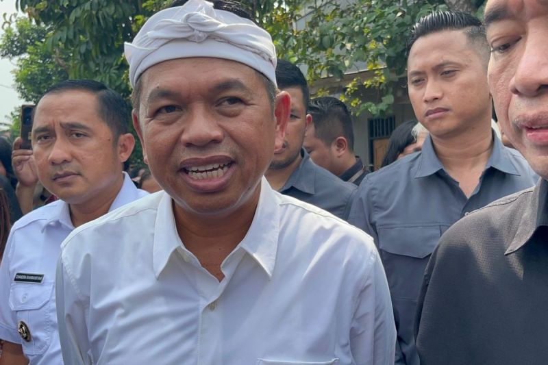 Gubernur Jawa Barat Dedi Mulyadi di Kampung Baru, Harjamukti, Cimanggis, Kota Depok, Kamis (8/5/2025).(KOMPAS.com/DINDA AULIA RAMADHANTY)