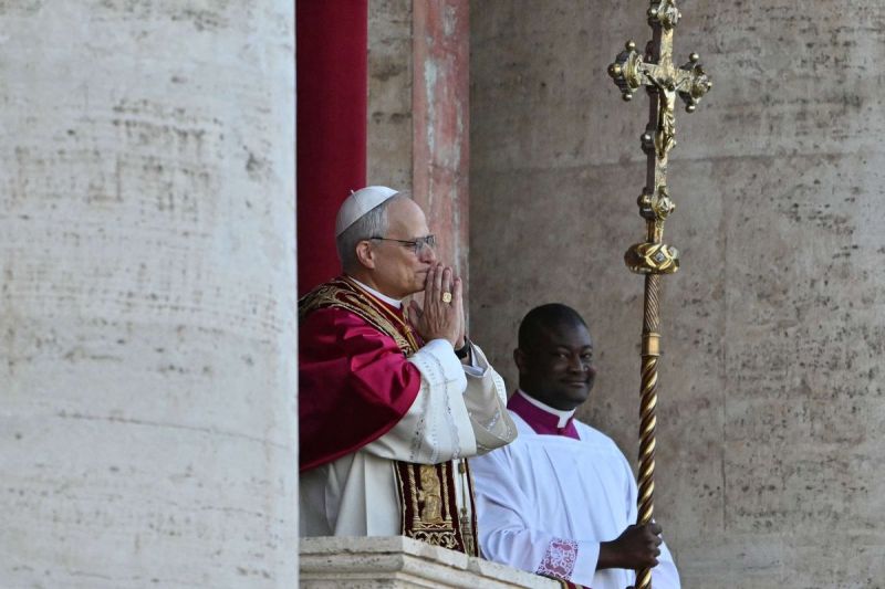 Robert Francis Prevost, yang kini dikenal sebagai Paus Leo XIV, saat diperkenalkan sebagai paus baru terpilih di balkon Basilika Santo Petrus, Vatikan, Kamis (8/5/2025).(AFP/ANDREJ ISAKOVIC)