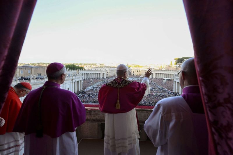 Robert Francis Prevost, yang kini dikenal sebagai Paus Leo XIV, menyapa umat saat diperkenalkan sebagai paus baru terpilih di balkon Basilika Santo Petrus, Vatikan, Kamis (8/5/2025).(HANDOUT)