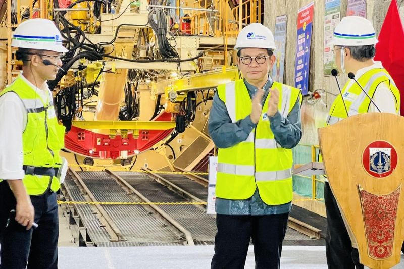 Gubernur Jakarta Pramono Anung meresmikan peluncuran Tunnel Boring Machine (TBM) 1 CP202 untuk proyek MRT Jakarta fase 2A di Stasiun Harmoni, Jumat (9/5/2025).(Kompas.com/ Ruby Rachmadina)