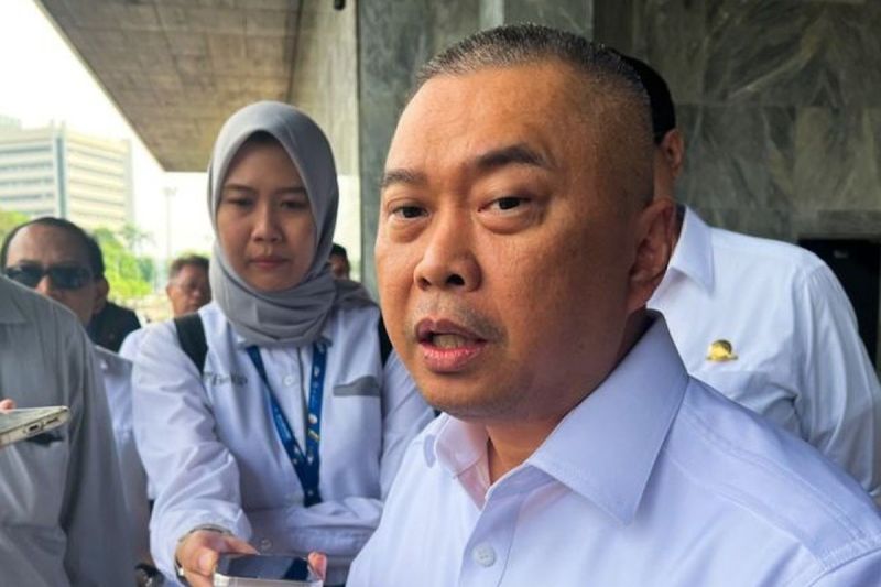 Menteri Perhubungan Dudy Purwagandhi menjawab pertanyaan awak media seusai rapat kerja dengan Komisi V DPR RI di Jakarta, Kamis (8/5/2025). (ANTARA/Harianto )