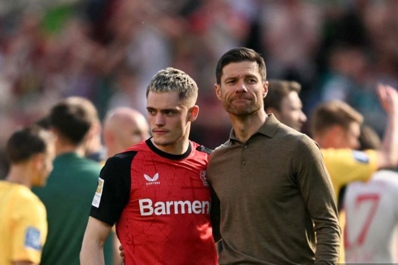 Pelatih kepala Bayer Leverkusen Xabi Alonso (kanan) merayakan kemenangan bersama Florian Wirtz di akhir laga Bundesliga antara Bayer 04 Leverkusen dan FC Augsburg di Leverkusen