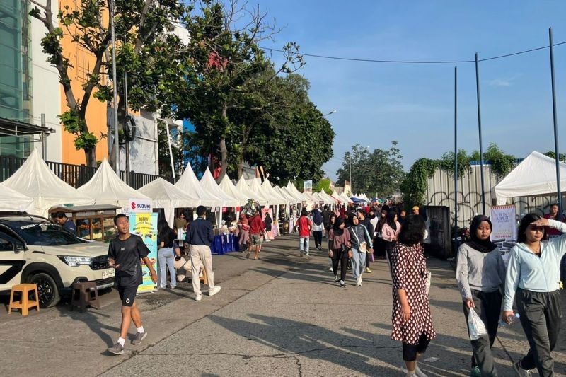 Deretan tenda pedagang kaki lima (PKL) di jalur masuk Terminal Depok Baru, Kota Depok, Minggu (11/5/2025).(KOMPAS.com/DINDA AULIA RAMADHANTY)