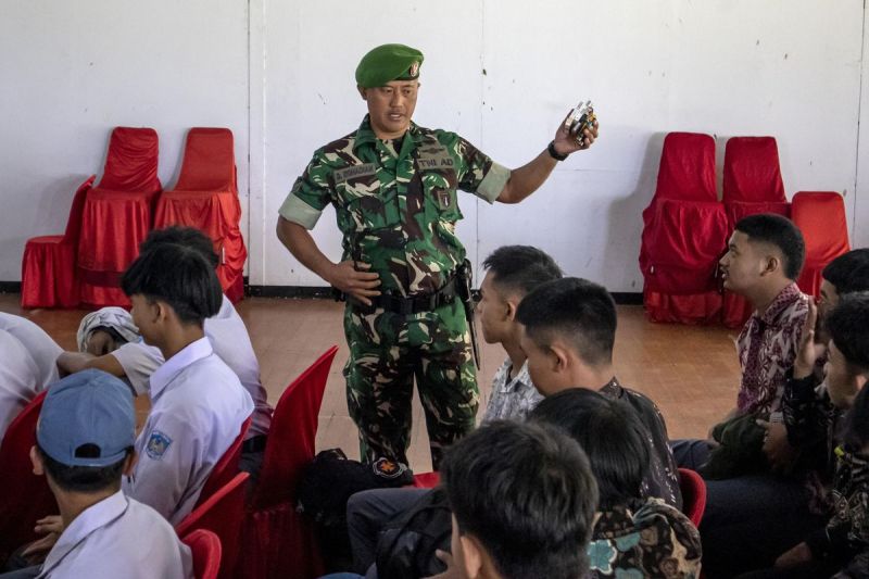 Anggota TNI merazia barang bawaan siswa sebelum memasuki barak militer saat program pendidikan karakter dan kedisiplinan di Dodik Bela Negara Rindam III Siliwangi, Lembang, Kabupaten Bandung Barat,
