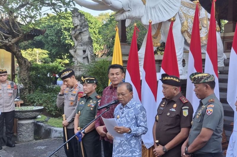 Gubernur Bali Wayan Koster saat konferesi pers terkait polemik keberadaan organisasi kemasyarakatan (Ormas) GRIB Jaya di Rumah Jabatan Gubernur Bali, pada Senin (12/5/2025). KOMPAS.COM/ Yohanes Valdi