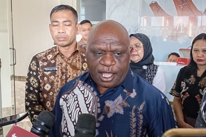 Menteri Hak Asasi Manusia (HAM), Natalius Pigai saat diwawancarai awak media usai meninjau kesiapan gedung Kanwil KemenHAM Sulsel, Jalan Sultan Alauddin, Kota Makassar, Sulsel, Senin (12/5/2025).