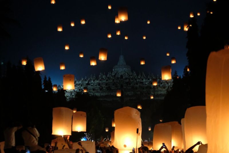 LAMPION: Ribuan lampion mengudara di Candi Borobudur, Senin (12/5/2025) malam.(Istimewa)