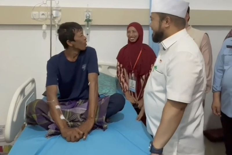 Ramdhani nelayan hero penyelamat puluhan penumoang kapal karam dikunjungi Gubernur Bengkulu, Helmi Hasan di RS. Bhayangkara, Senin (12/5/2025).(KOMPAS.COM/FIRMANSYAH)