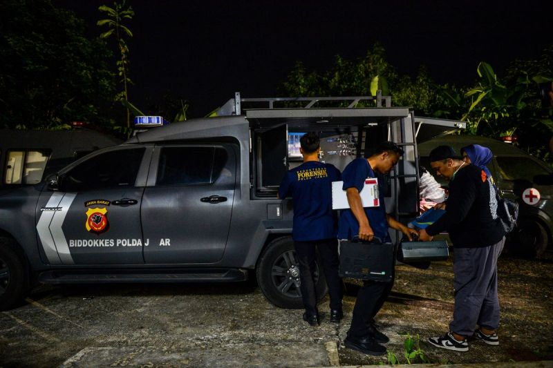 Petugas Biddokkes Polda Jabar tiba untuk melakukan pengambilan sampel kepada keluarga korban ledakan di RSUD Pameungpeuk, Kabupaten Garut, Jawa Barat, Senin (12/5/2025).