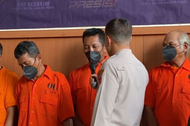 Wakapolres Metro Jakarta Pusat AKBP Danny Yulianto saat bertanya ke tersangka T, anggota ormas.(KOMPAS.com/BAHARUDIN AL FARISI)