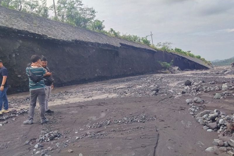 Kondisi tanggul ambrol di Desa Sumberwuluh, Kecamatan Candipuro, Kabupaten Lumajang, Selasa (13/5/2025)(KOMPAS.com/MIFTAHUL HUDA)