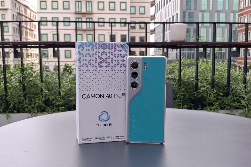 Tampilan boks kemasan Tecno Camon 40 Pro 5G beserta unit ponsel dan hard casing varian warna Emerald Lake Green. (KOMPAS.com/MARSHA BREMANDA)