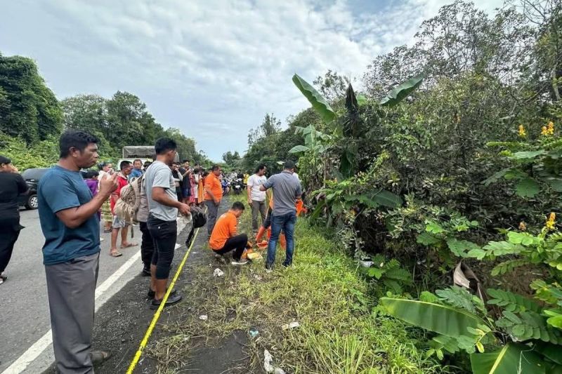 Tim dari kepolisian saat mengevakuasi jasad mayat dalam kondisi mengenaskan yang ditemukan di Jalan Trans Kalimantan, Kabupaten Pulang Pisau, Kalimantan Tengah, Senin (13/5/2025).
