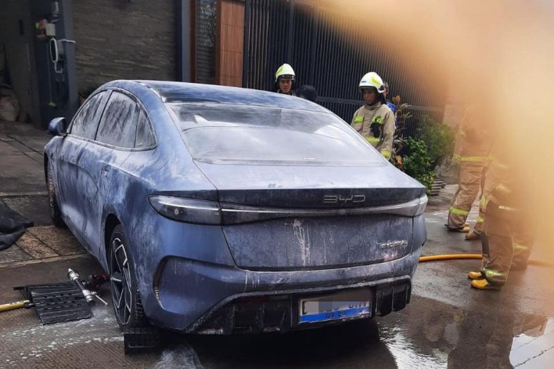 BYD Seal terbakar di Palmerah, Jakarta Barat(dok.DAMKAR)