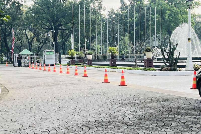 Kendaraan pribadi dilarang masuk ke area Balai Kota Jakarta usai kebijakan baru yang mewajibkan seluruh Aparatur Sipil Negara (ASN) menggunakan transportasi umum setiap hari Rabu pada Rabu (14/5/2025)