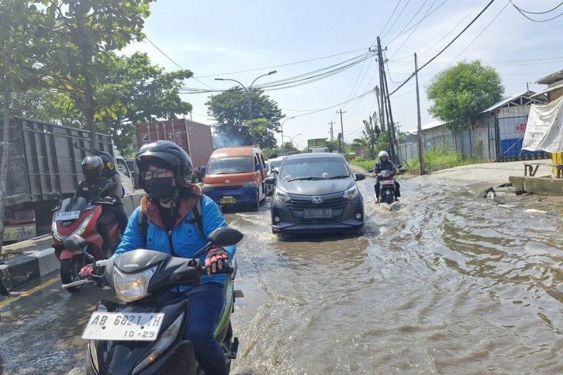 Jalan Kaligawe Raya Kota Semarang masih direndam luapan air hujan sejak Selasa (13/5/2025) pagi hingga Rabu (14/5/2025) siang.(KOMPAS.COM/Titis Anis Fauziyah)