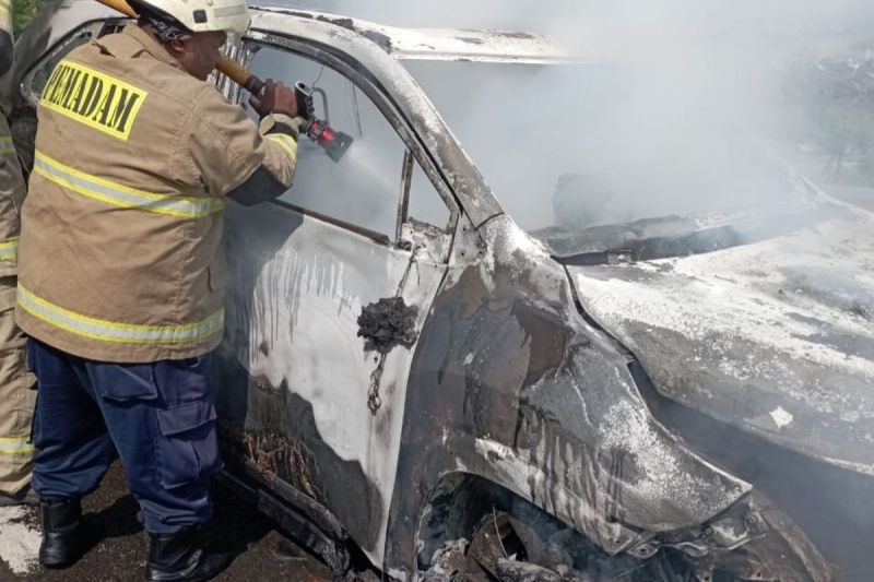 Minibus terbakar di pintu keluar tol Pantai Indah Kapuk (PIK), Penjaringan, Jakarta Utara, Selasa (14/5/2025).(Dok: Gulkarmat Jakarta Utara)