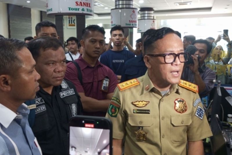 Wamenaker Immanuel Ebenezer Gerungan saat sidak perusahaan Sanel di Pekanbaru, Riau, Rabu (14/5/2025).(KOMPAS.COM/IDON)