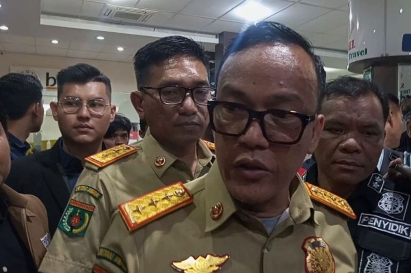 Wamenaker Immanuel Ebenezer Gerungan diwawancarai wartawan saat sidak di perusahaan Sanel di Pekanbaru, Riau, Rabu (14/5/2025).(KOMPAS.COM/IDON)