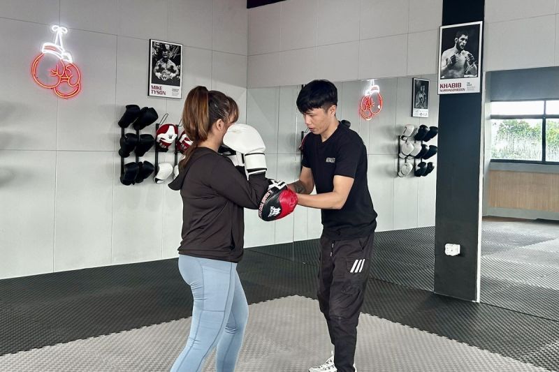 Sesi latihan private boxing bersama dengan pelatih profesional di Athleisure Sport Lab, Jakarta Timur, pada Rabu (14/5/2025).(KOMPAS.com/DEVI PATTRICIA)